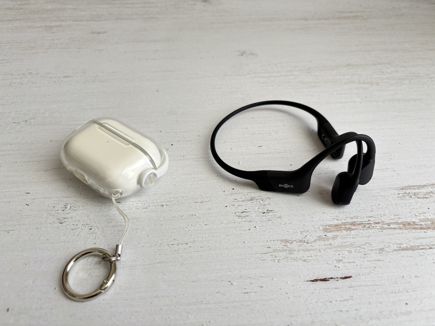 AirPods ProとOpenRunを並べて置いている様子。