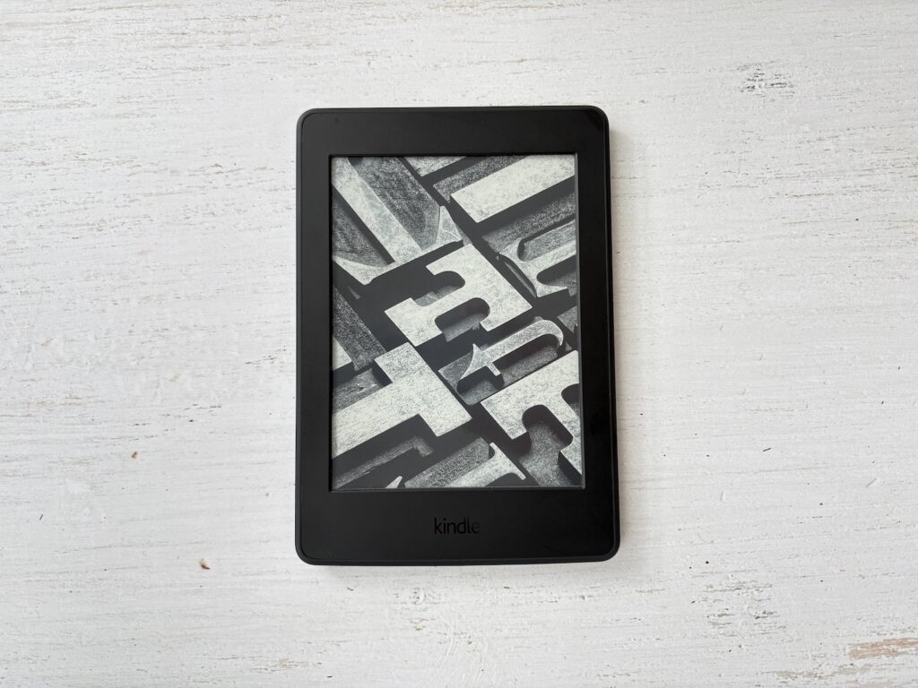 Kindleリーダーが置かれている様子。