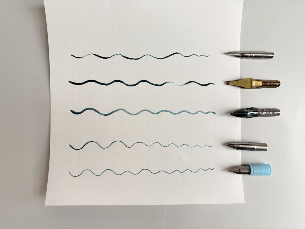 5種類のペン先で波線を引いた様子。