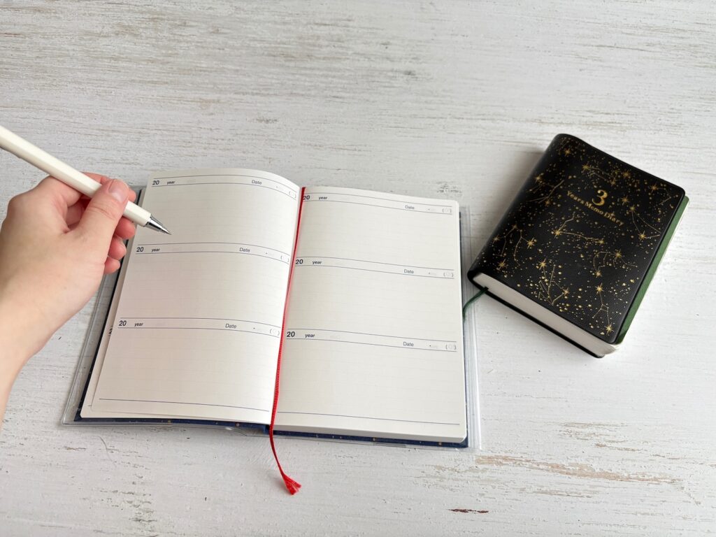 連用日記を書いている様子。