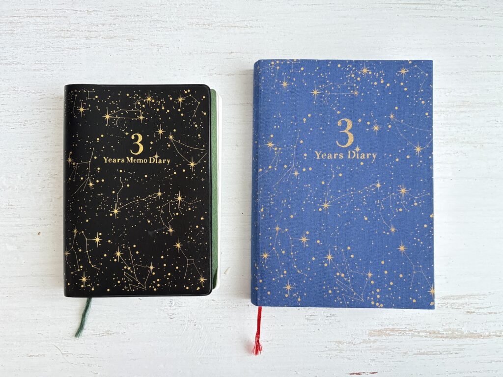 3年間書き終えた連用日記と、新しい連用日記が並んでいる様子。
