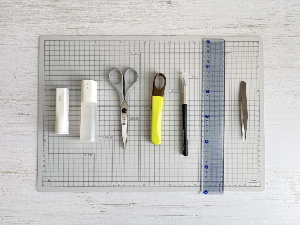コラージュの道具が机に置かれている様子。