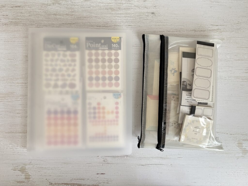 コラージュセットを机に置いた様子。
