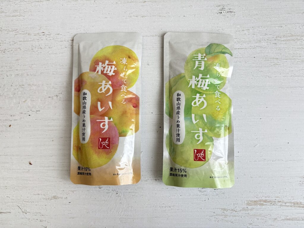 左に凍らせるあいす　梅あいす、右に凍らせるあいす　青梅あいすを置いたところ