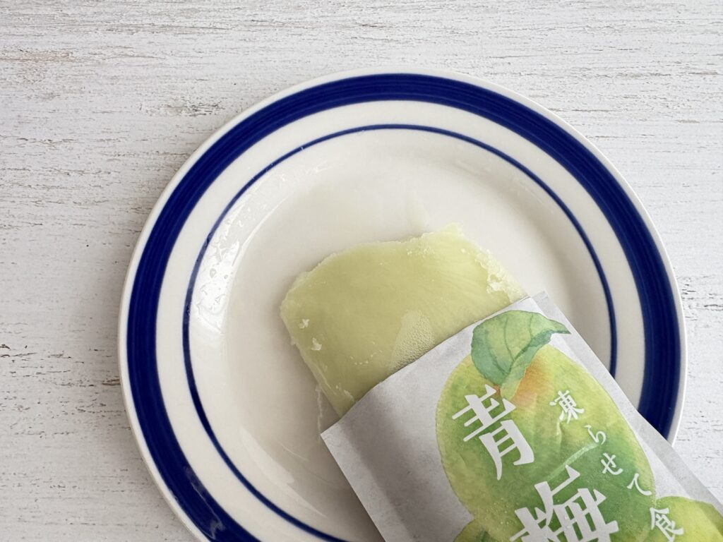 凍らせるあいす　青梅あいすの袋を開けたところ