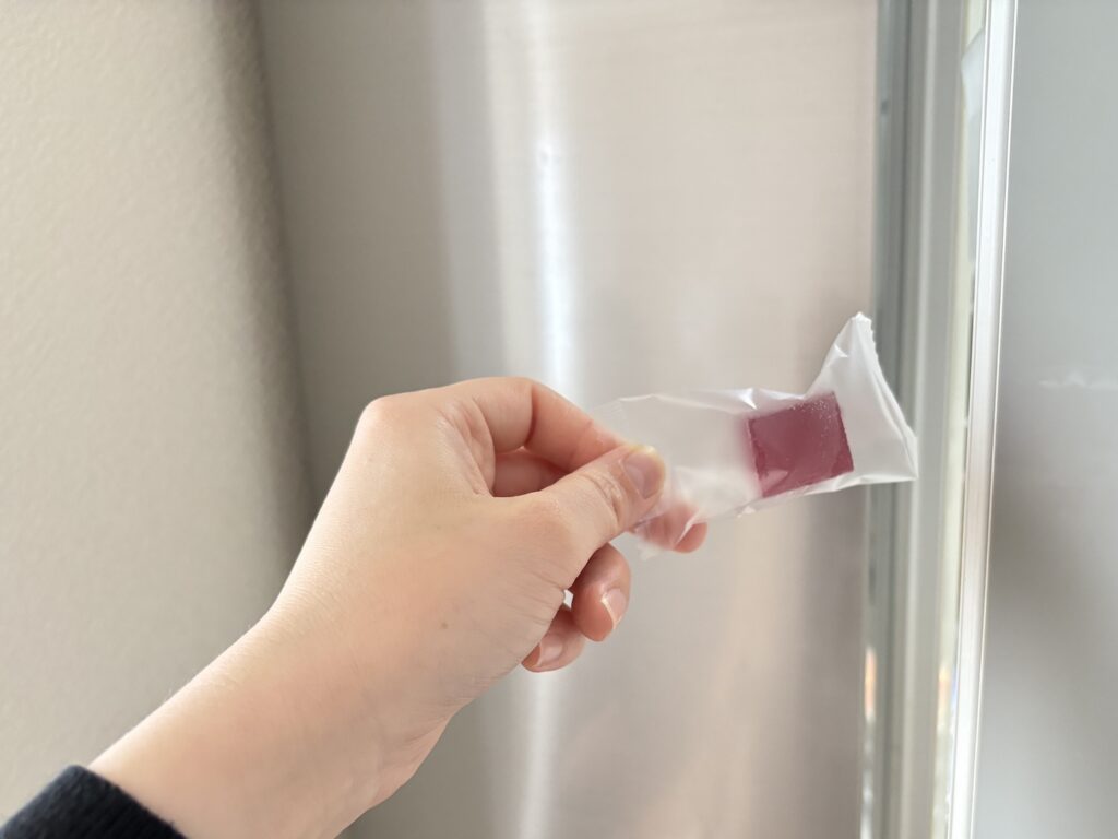 フルーツジュレアソートを冷蔵庫から取り出すところ