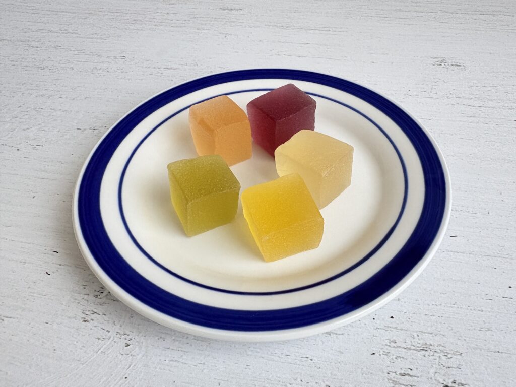 フルーツジュレアソートをお皿に乗せたところ
