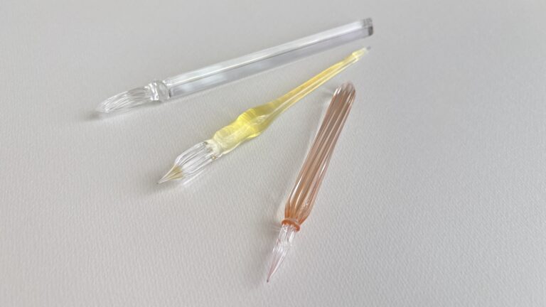 ガラスペンが3本置かれている様子。