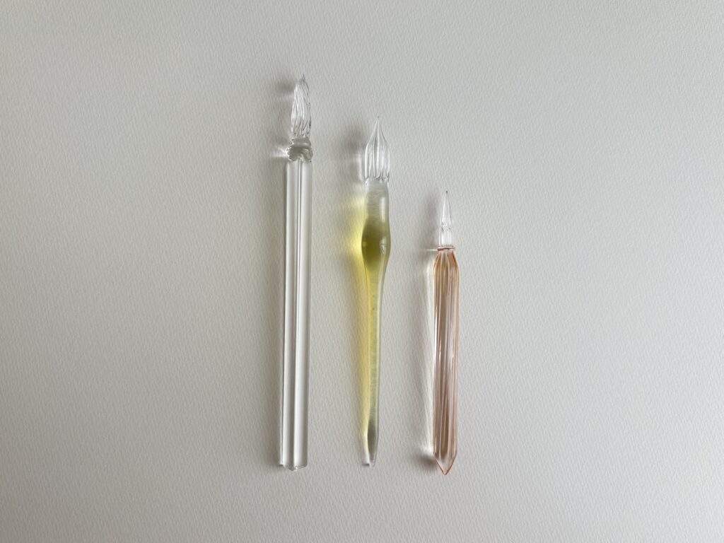 ガラスペンが3本置かれている様子。