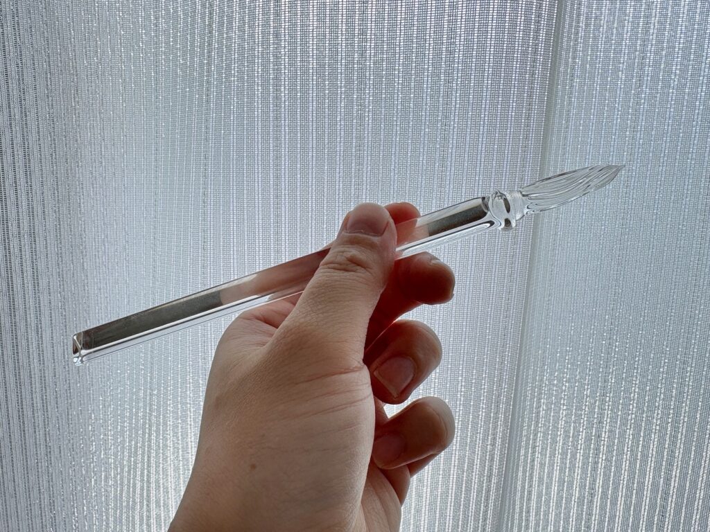 ガラスペンを持っている様子。