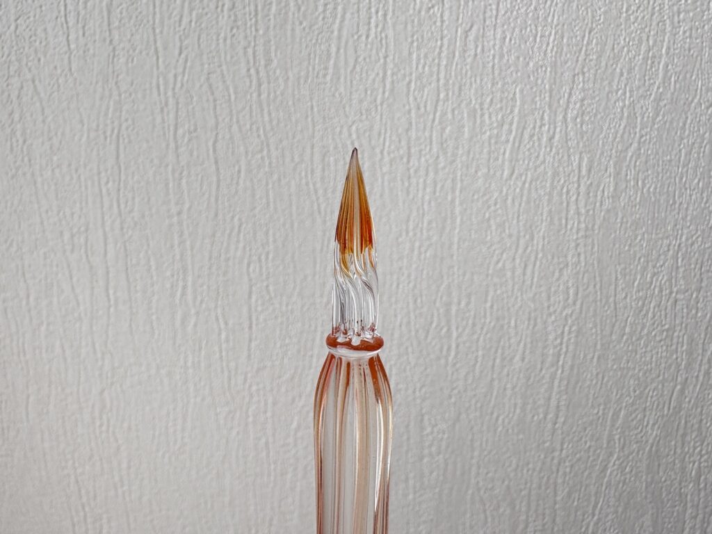 ガラスペンにインクをつけた様子。